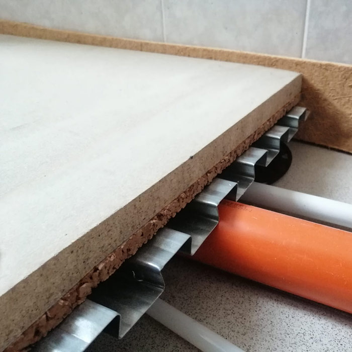 Massetto a secco su lamiera con Betoncork